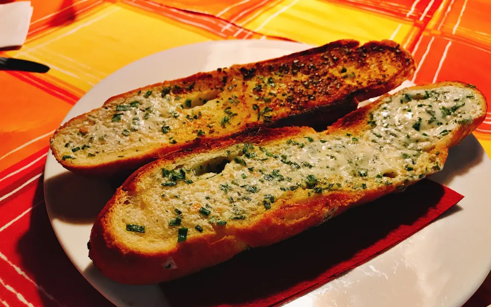 Baguettehälften mit Knobipaste